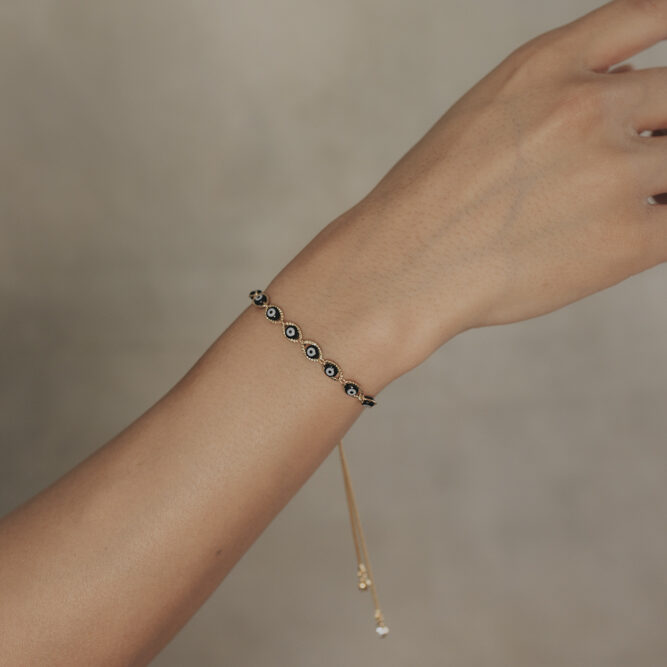 pulsera ojitos negros